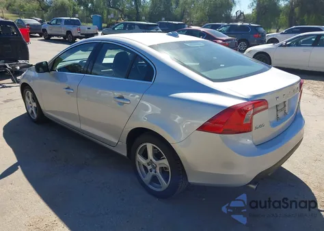 2013 Volvo S60 T5/T5 Platinum/T5 Premier/T5 Premier Plus z USA, uszkodzony, nr VIN YV1612FS9D1231260